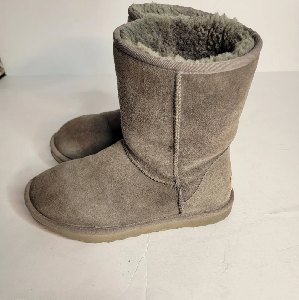 Ugg Boots Classic Short Sz 7 Gray Sheepskin Lined 5825